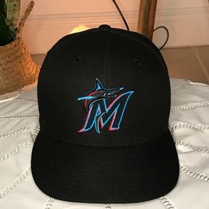 Like new MIAMI MARLINS New Era fitted hat 7 1/8